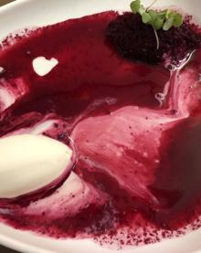 Imagen secundaria 2 - El negro de María de la O: Calamar relleno de manitas de cerdo (2) | El rojo de María de la O: sopa fría de remolacha con helado (3).