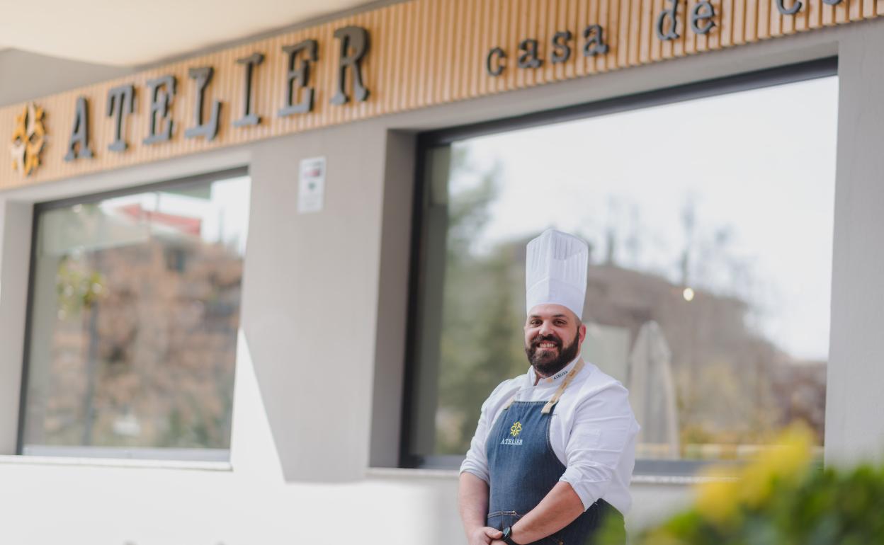 Raúl Sierra a las puertas de su restaurante en Granada capital.