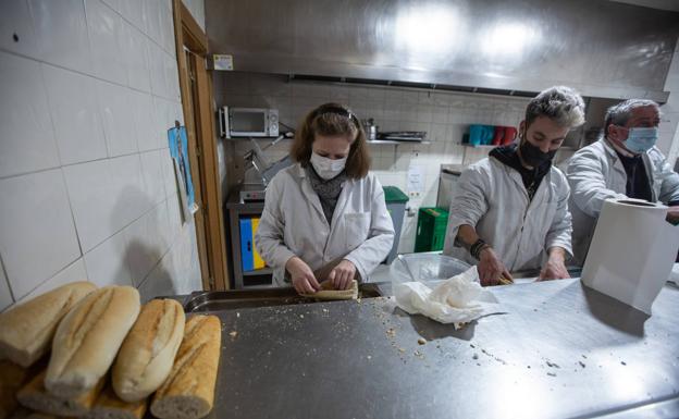 Voluntarios preparan las bolsas con alimentos en el Hogar Corazón de María. 
