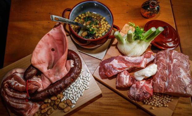 Imagen principal - 1. Contundentes y sabrosos platos de cuchareo para disfrutar en Manigua | 2. Platos de cuchara que buscan innovar. | 3. Juan Carlos Hita en la cocina de La Casona de Santiago.