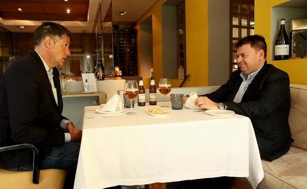 Santiago Carbó habla de economía, turismo y gastronomía en el restaurante Onírico.