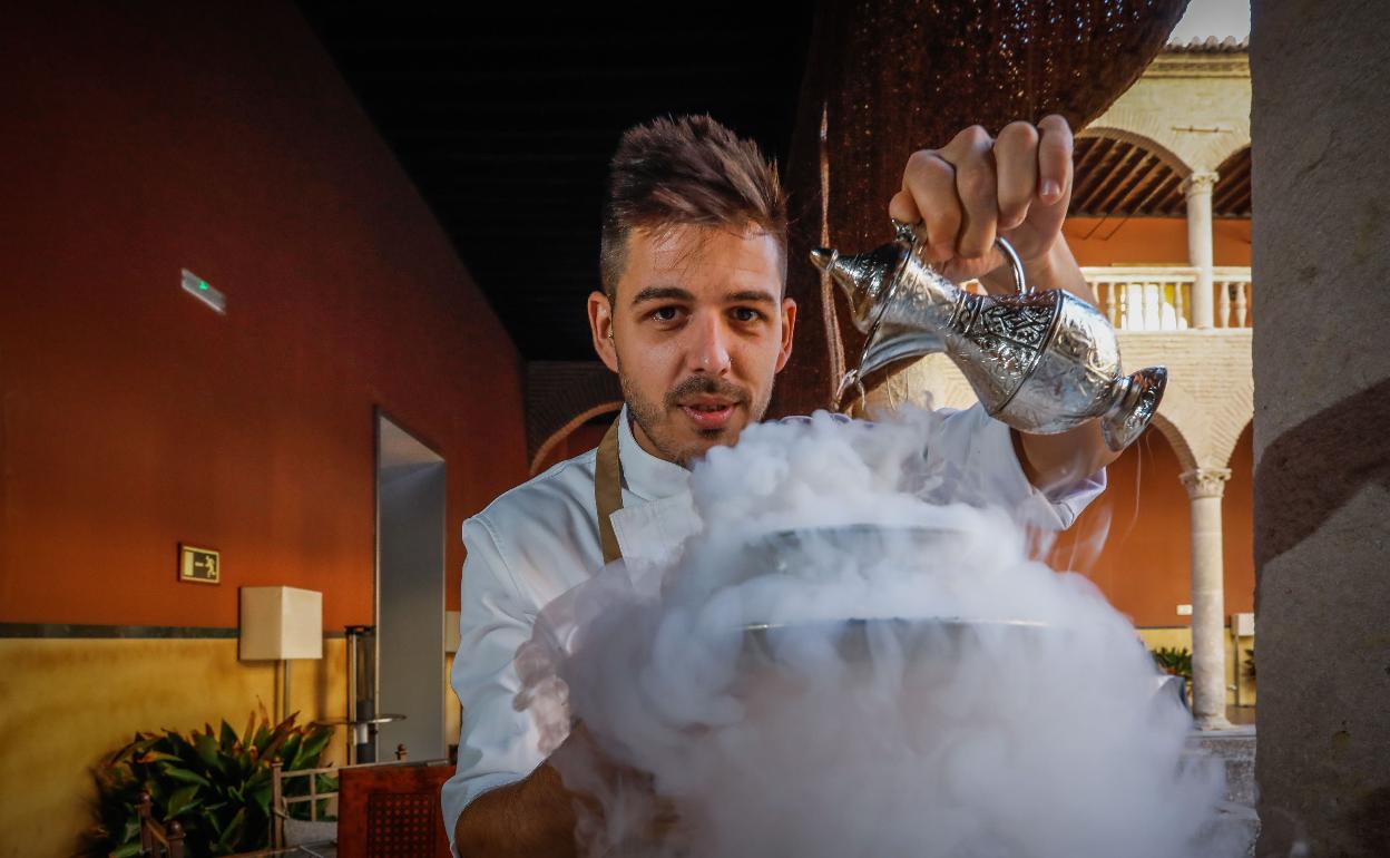 Rafael Arroyo prepara uno de sus platos en el Restaurante El Claustro. 