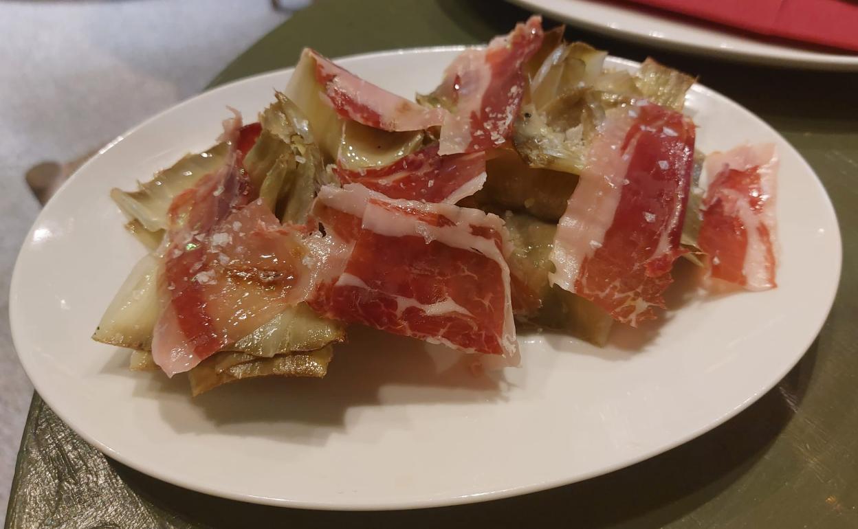 Alcachofas y jamón ibérico, de Ultramarinos Pecorino