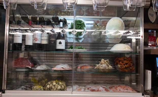 Imagen principal - En Bar FM, a la vista del público, el mejor género de los mares (1) | Detalle del interior, con las mesas altas esperando a la clientela (2) | Francisco Martín y Rosa Macías reivindican la quisquilla en la cocina de Bar FM (3).