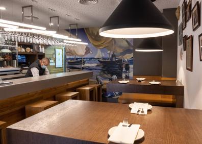 Imagen secundaria 1 - En Bar FM, a la vista del público, el mejor género de los mares (1) | Detalle del interior, con las mesas altas esperando a la clientela (2) | Francisco Martín y Rosa Macías reivindican la quisquilla en la cocina de Bar FM (3).