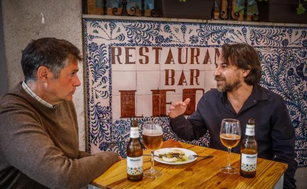 Mario Martín en el castizo Bar León, un establecimiento con historia, tradición y solera. 