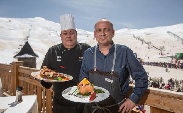 Manolo Martínez y José Antonio Rodríguez sirven platos exquisitos. 