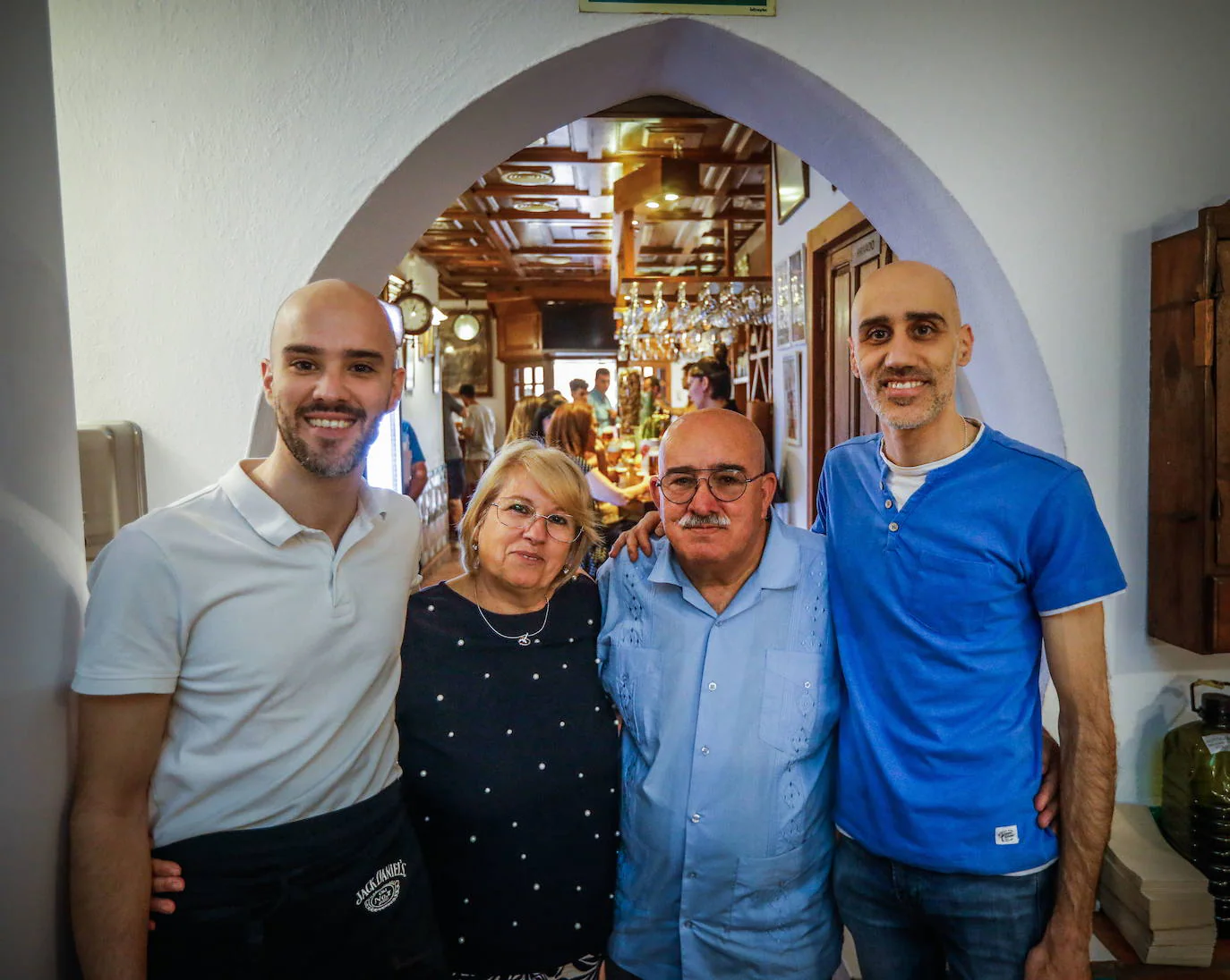 La familia unida que hace un hogar de Patio Braserito: Santiago Ruiz, Ana Navarro, Francisco Ruiz y Francisco Javier Ruiz. 