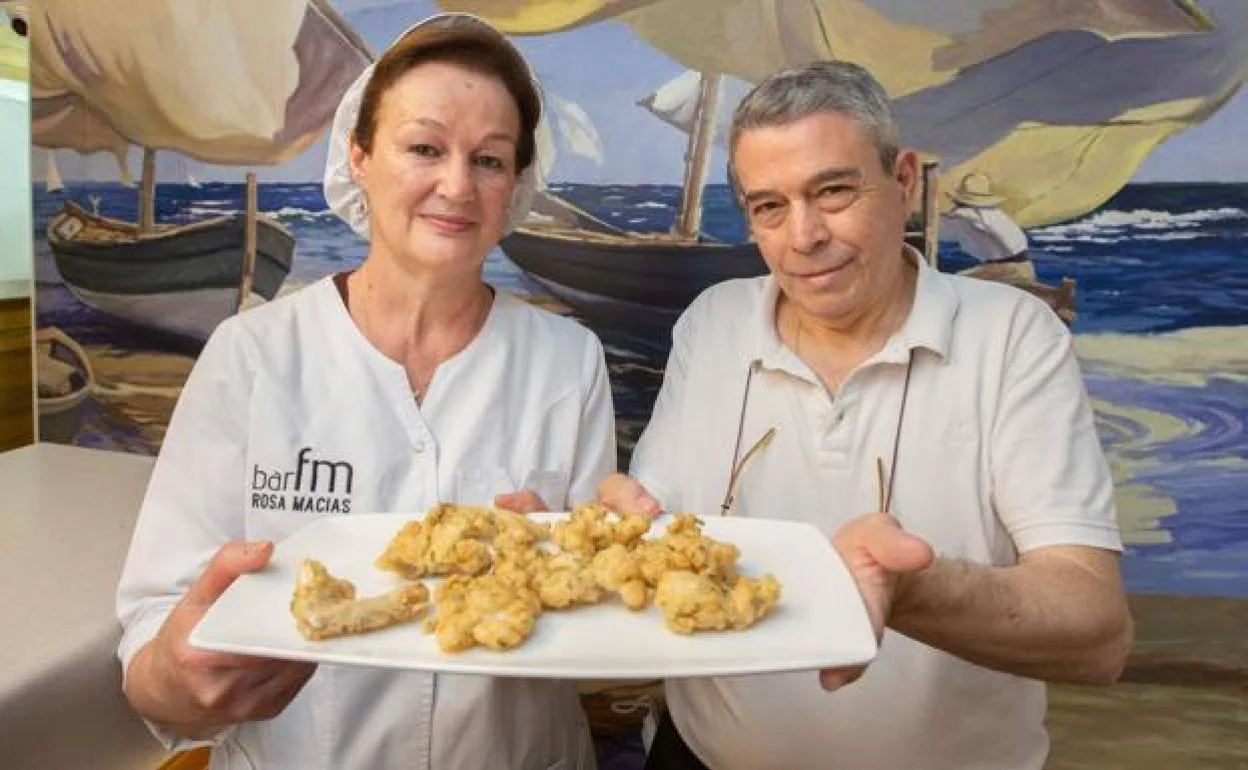 Rosa Macías y Francisco Martín hacen alquimia con una fritura de pescado en Bar FM