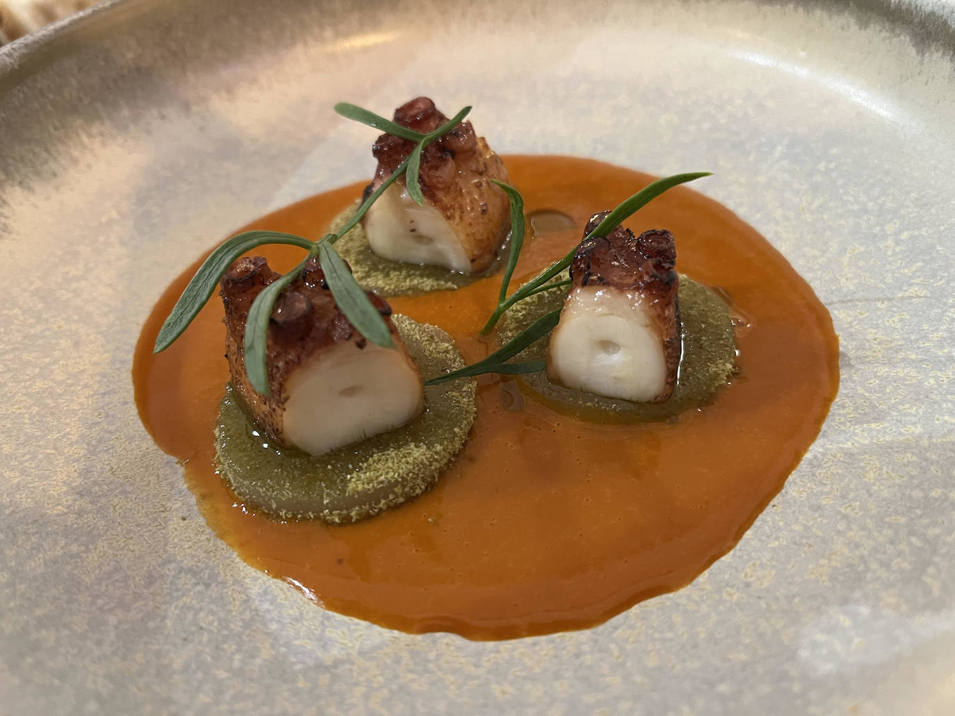 Pulpo y gachas picantes.