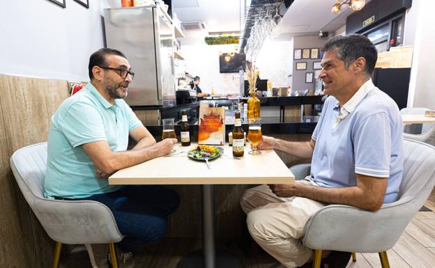 Emilio Morales habla del proceso de documentación gastronómica de su novela en Borneo Plaza. 