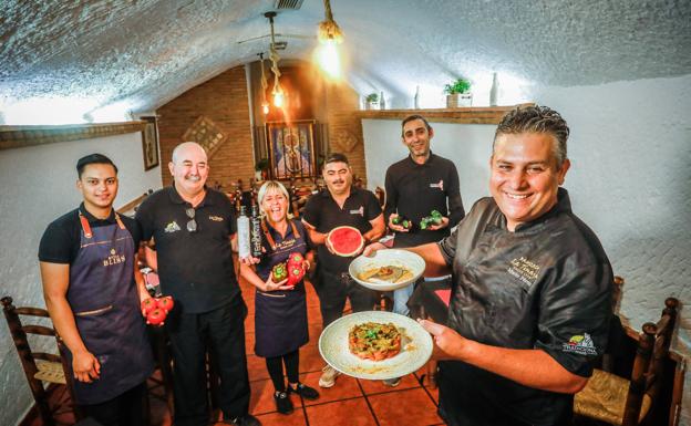 Imagen principal - q Equipazo. Jostyn Alemán, Juan Sánchez, Evelyn Ruiz, Luis Sánchez, Fco. Romero y Mario (1). Ensalada de pimientos, pimientos asados y queso del restaurante La Tinaja. (2 y 3).