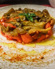 Imagen secundaria 2 - q Equipazo. Jostyn Alemán, Juan Sánchez, Evelyn Ruiz, Luis Sánchez, Fco. Romero y Mario (1). Ensalada de pimientos, pimientos asados y queso del restaurante La Tinaja. (2 y 3).