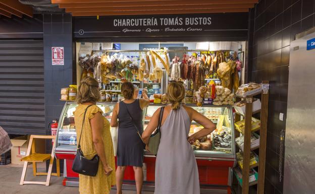 La charcutería, puesto tradicional en los mercados municipales. 