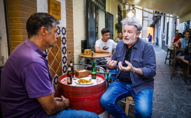Un expresivo Pepe Rodríguez en la animada terraza del Provincias, un bar con mucho ritmo.