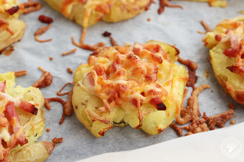 Patatas 'al puñetazo' con beicon y queso rallado.