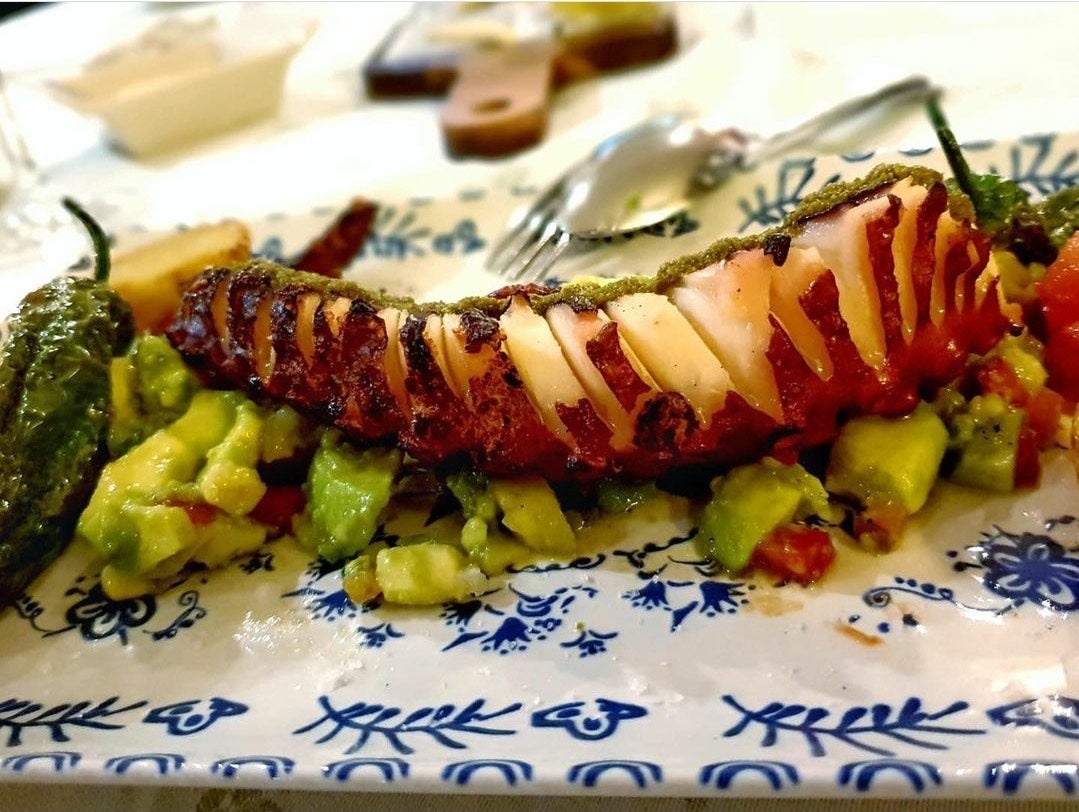 El pulpo, buena compañía del aguacate, en Alquería de la Vega.