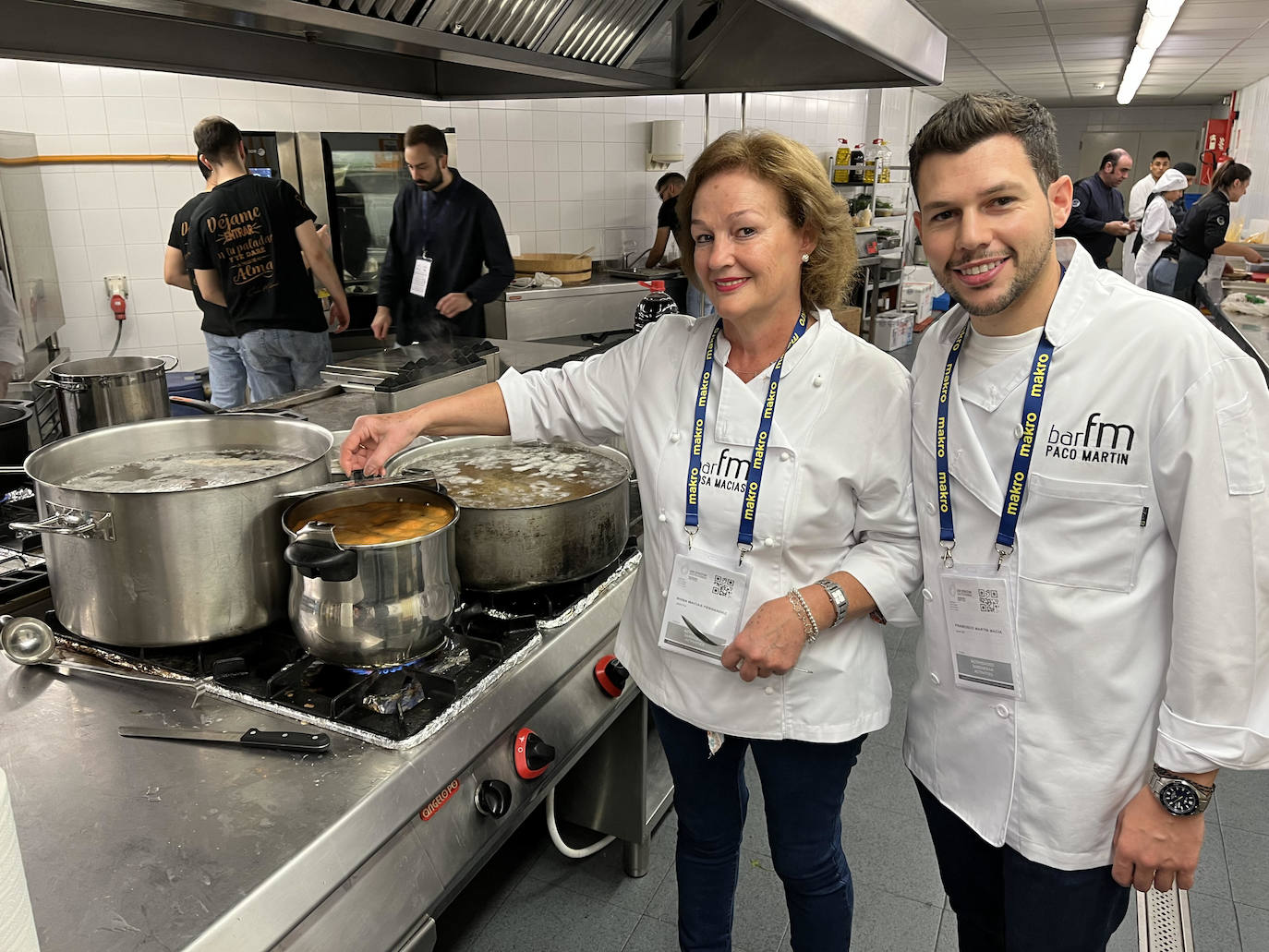 Imagen principal - 1. Arriba, Rosa Macías y Paco Martín Jr. se afanan en los fogones, cociendo las patatas de la famosa ensaladilla del Bar FM, una de las mejores de España. | 2. Alfredo Cervilla, Sergio Lara y Jesús González; socios y amigos. | 3. Plato de mar de Lucía Freitas. 