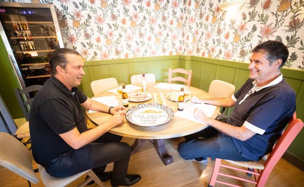 Óscar Fernández en una de las mesas de Pizzería Las Villas, donde se siente como en casa. pe