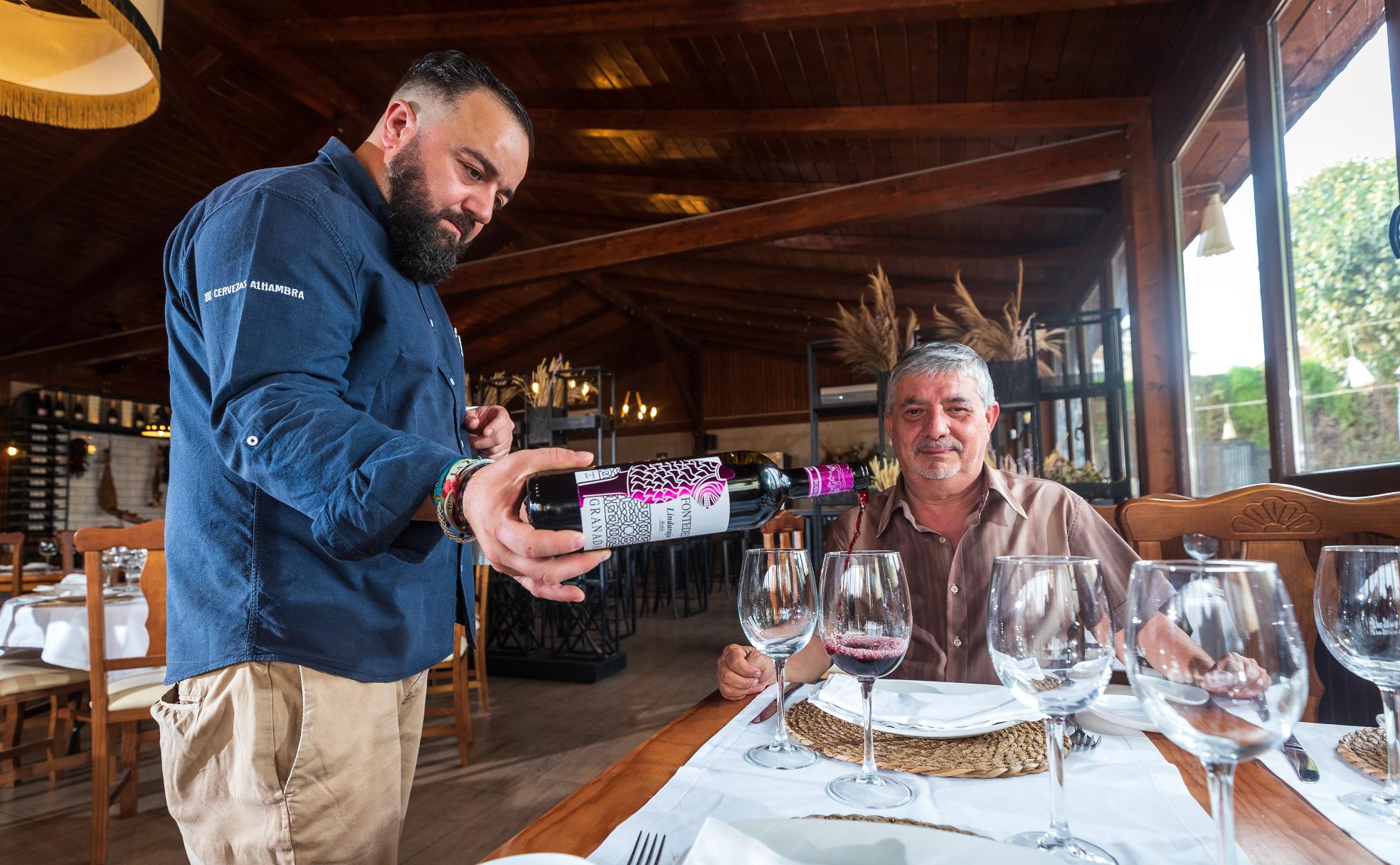 Juan Carlos Hita sirve un vino Fontedei a un cliente en su establecimiento de La Zubia.