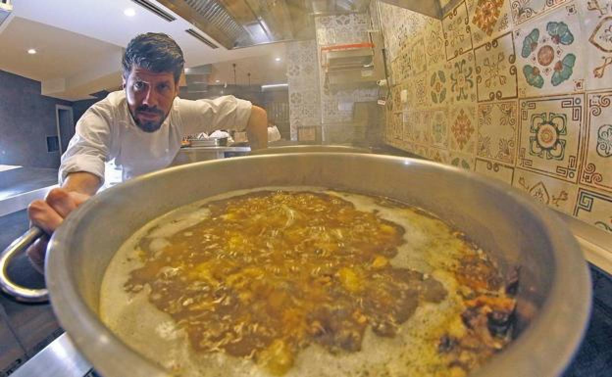 El chef argentino, en la cocina del Amelia. 