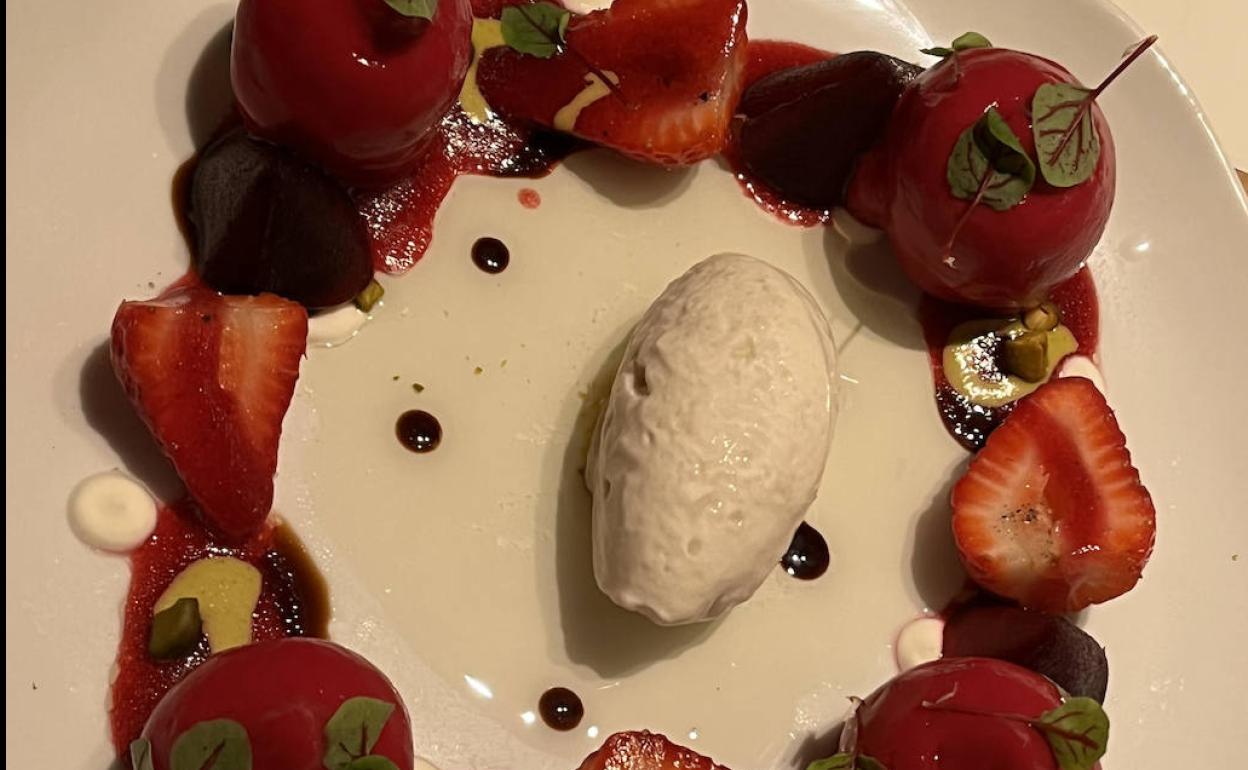 Ensalada de remolacha y sorbete de ajoblanco del restaurante Compartir. El crimen sería perdérselo.