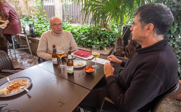 Jesús Ambel, experto en cordero segureño, habla de las chuletas de palo y las latas. 