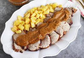 Presentación del solomillo junto con unas patatas y un poco de salsa a la cerveza