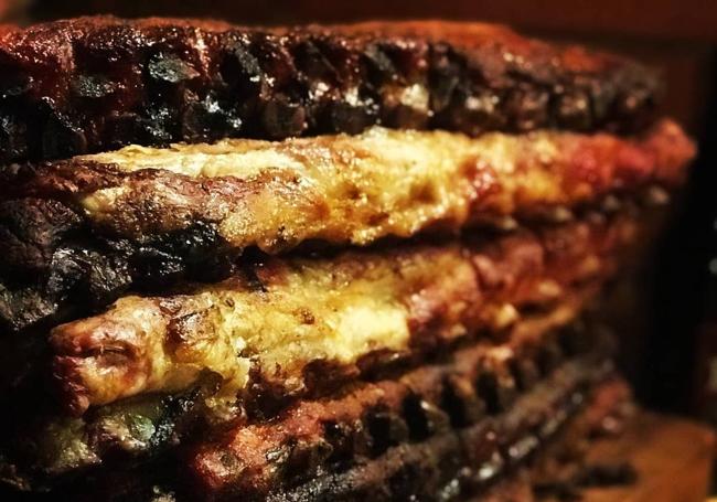 Costillas de cerdo ahumadas con madera de roble de Los Bandíos.