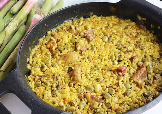 Un arroz con costillas de cerdo, habas frescas, ajetes y alcachofas