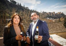 Toñi Heredia y Pepe Luis Habichuela brindan por las vistas que hay en Casa Juanillo.
