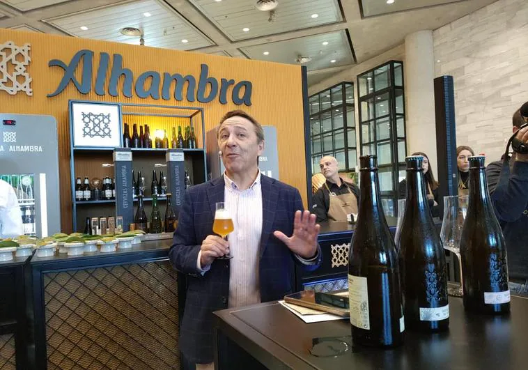 El beer sommelier Juan Miguel López-Gil dirigió la cata de las nuevas variedades de Cervezas Alhambra