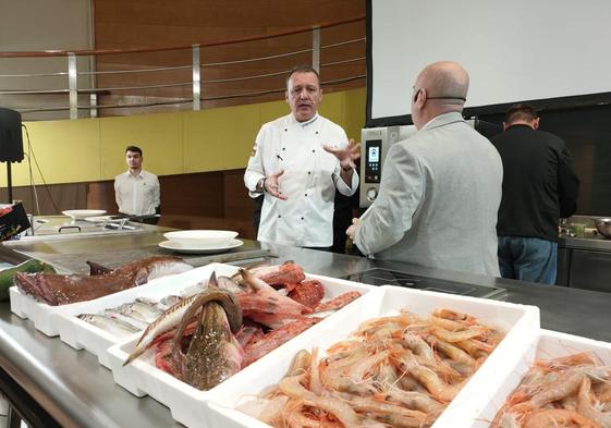 Javier Domínguez, de La Quisquilla, dirigió la subasta.