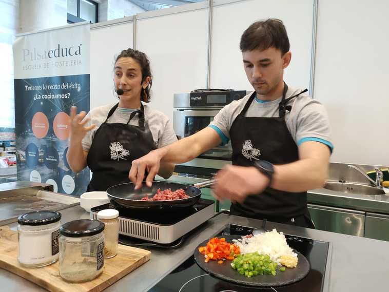 Seba y Lola preparan unas de las mejores empanadas que se pueden probar en la ciudad de Granada.