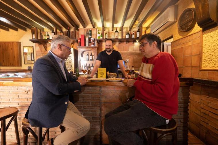En el Bar Gallardo, compartiendo unos sesos mientras hablamos con Luis Alcalá de alimentación.
