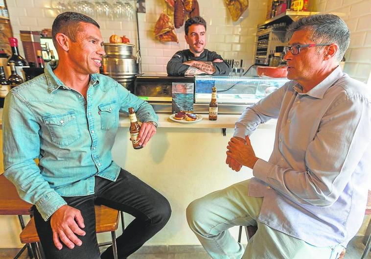 Nicolás Díez en La Taberna del Cosmonauta, con Alejandro García Castro.