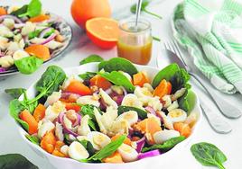 Ensalada de espinacas con bacalao y garbanzos.