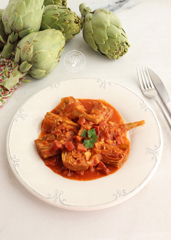 Alcachofas de temporada con tomate y jamón