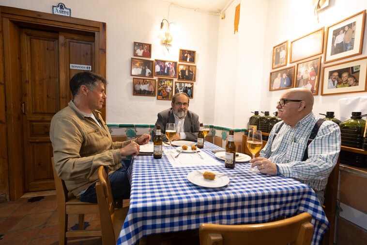 Ángel Ibarra y Paco Ruiz conversan en el salón de Patio Braserito sobre gastronomía y energía.