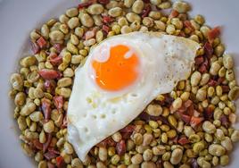 Cómo preparar las auténticas habas con jamón de Granada para las cruces de mayo,