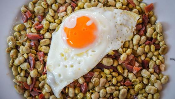 La receta de Arguiñano para las Cruces de Granada: las auténticas habas con jamón