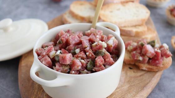Tartar de salchichón con alcaparras, mostaza y miel