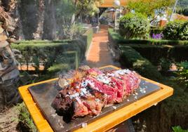 El chuletón de buey es el plato estrella de La Casona.