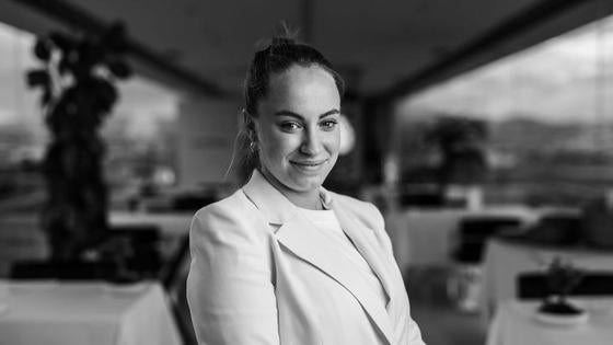La joven camarera de Granada que es la jefa de sala del restaurante Arriaga
