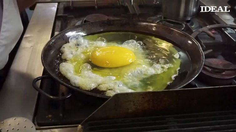 Así de fríe un huevo de avestruz