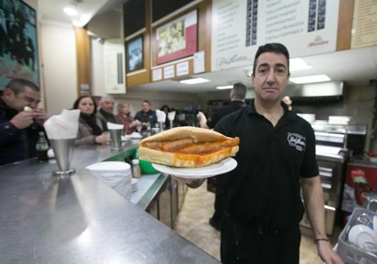 Mujer Cocinar Bocadillos Españoles Con Mayonesa En La Cocina