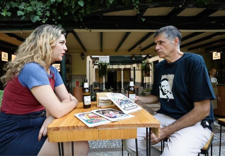 Clara Cábez cuenta sus planes de futuro en el idílico Jardín Cervezas Alhambra de Gomérez.