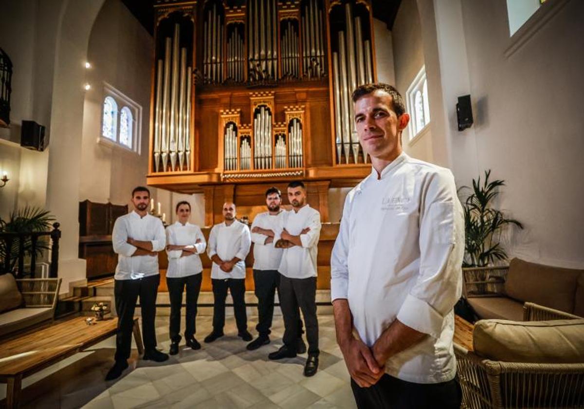 Fernando Arjona en la Capilla de La Finca, secundado por su equipo de cocina.