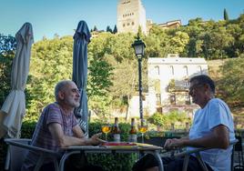 Joaquín López Cruces, en la terraza de Ruta de Azafrán, recuerda los platos de sus viajes.