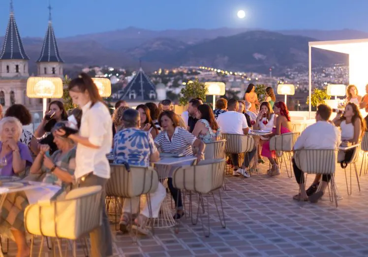 Imagen principal - Las mejores terrazas de Granada para comer y beber en verano